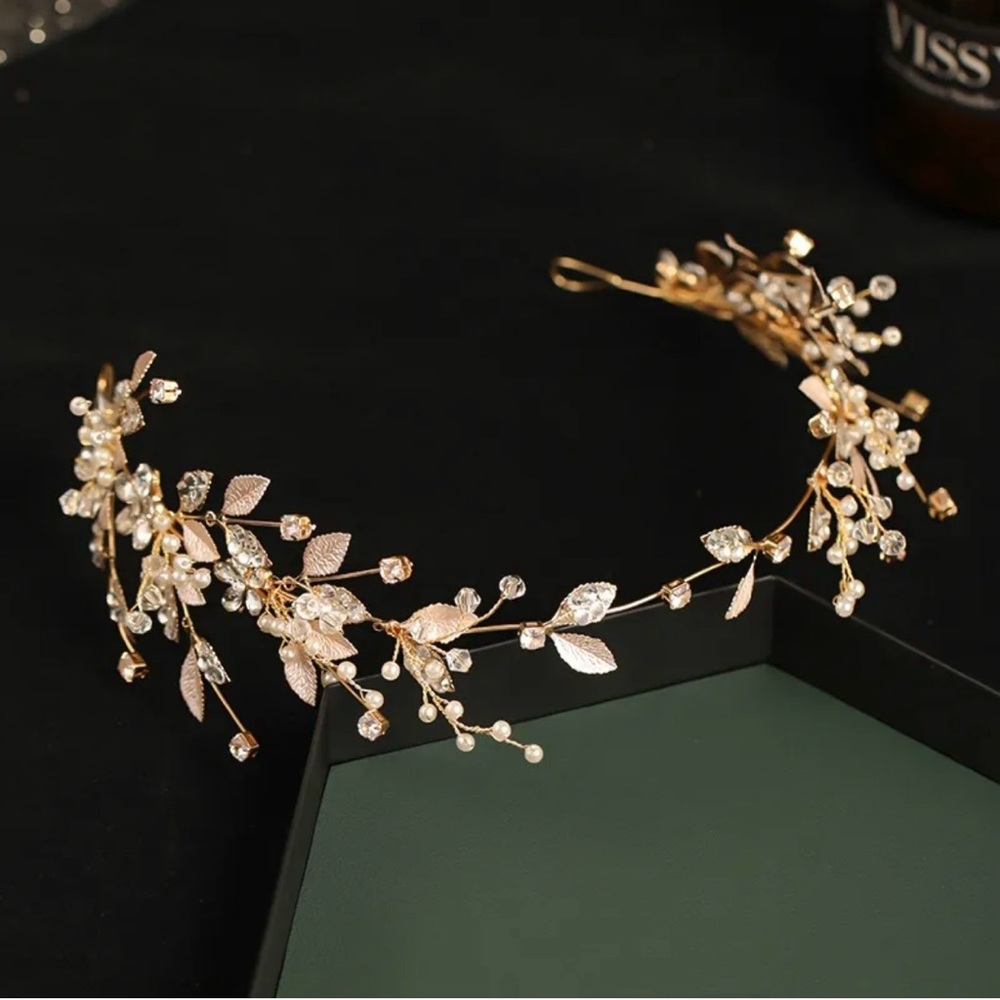 Elegant Gold and Pearl Hair Accessory and pair of Earrings